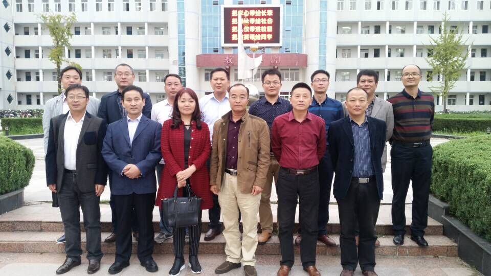 按照学校政教处工作计划,冯霞副校长和王朝纲副校长带领城南中学部分